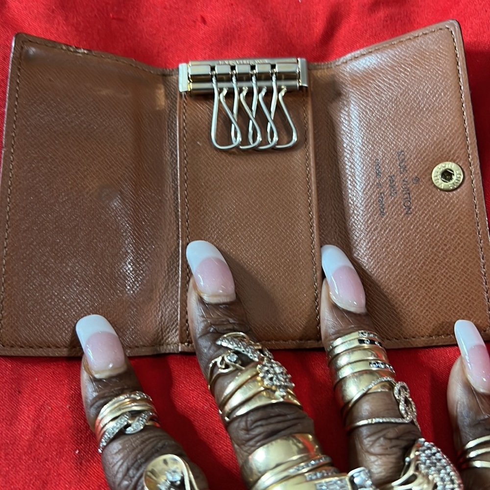 Authentic Louis Vuitton Authentic Monogram Lv 4 K… - image 3